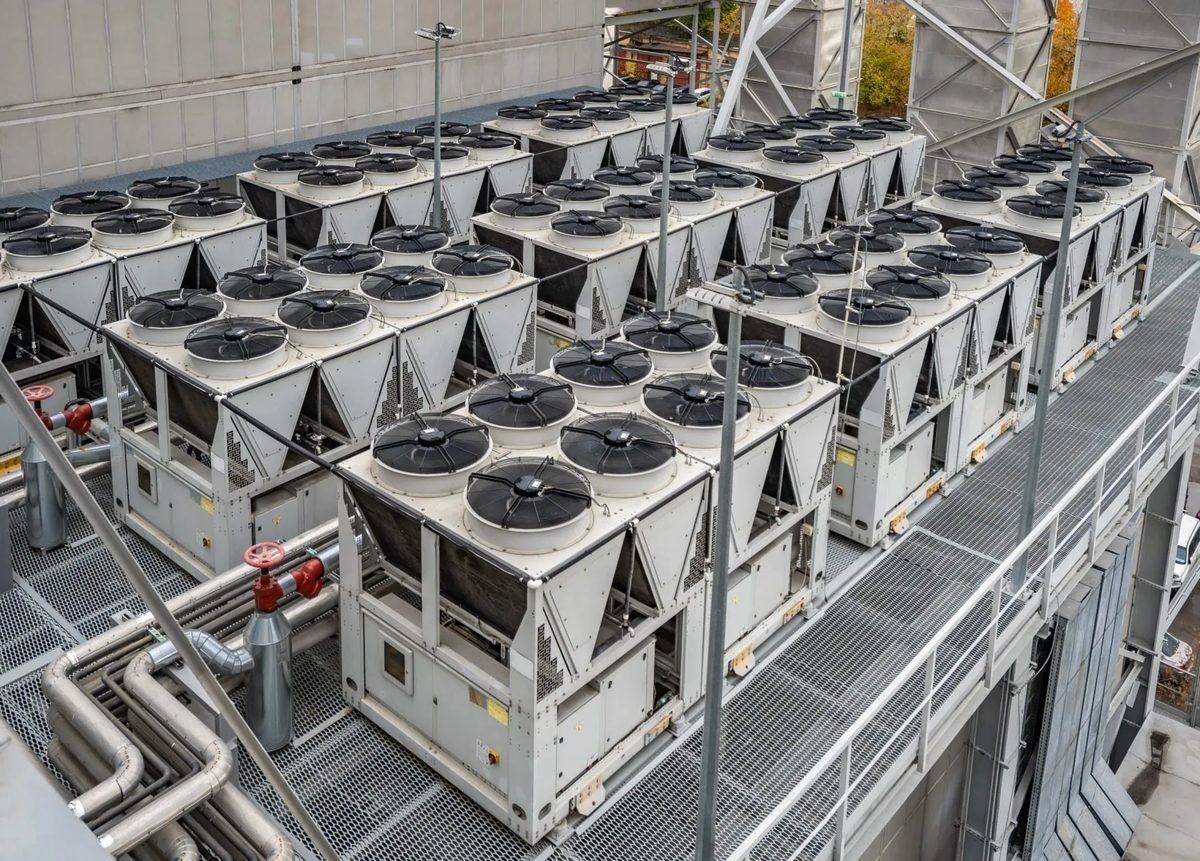 Chillers en azotea de proyecto de climatización en Lima